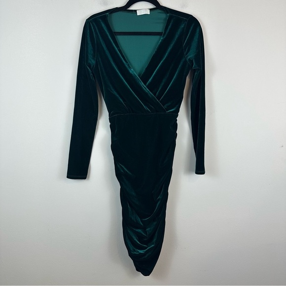 Q2 | Green Ruched Side V-Neck Long Sleeve Velvet Dress Size Medium - Picture 1 of 6
